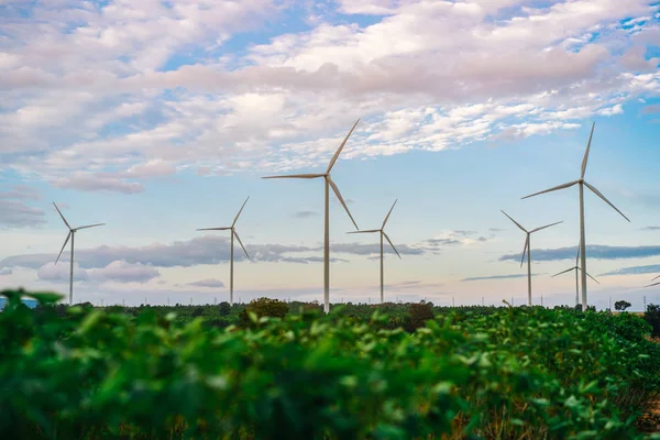 Fazenda de turbinas eólicas, conceito de energia eólica . — Fotografia de Stock