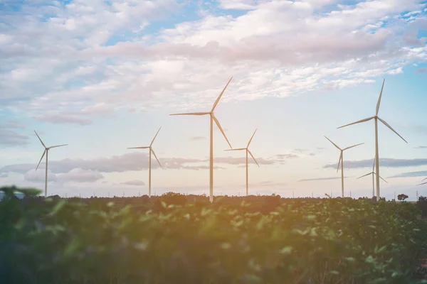Fazenda de turbinas eólicas, conceito de energia eólica . — Fotografia de Stock