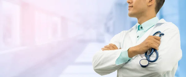 Männlicher Arzt über Krankenhaus-Hintergrund — Stockfoto