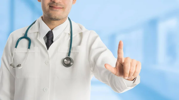 Médico masculino apuntando con el dedo al espacio de copia . — Foto de Stock