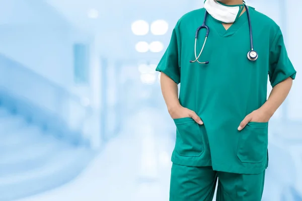 Lekarz chirurg mężczyzna stojący w szpitalu — Zdjęcie stockowe