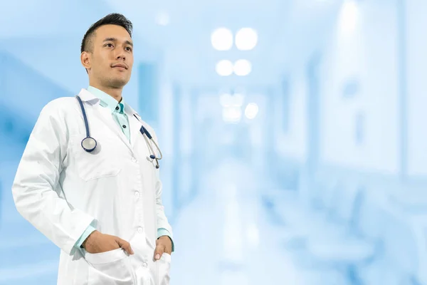 Médico masculino no hospital — Fotografia de Stock