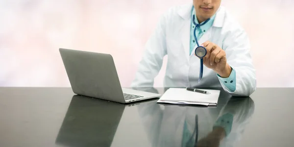 Médico Masculino Trabajando en Escritorio de Oficina en Hospital — Foto de Stock