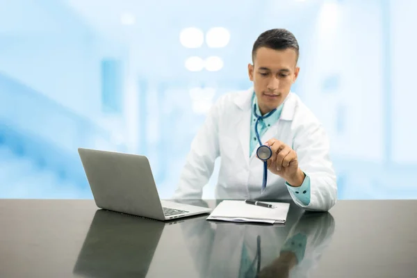 Ärztin arbeitet am Schreibtisch im Krankenhaus — Stockfoto