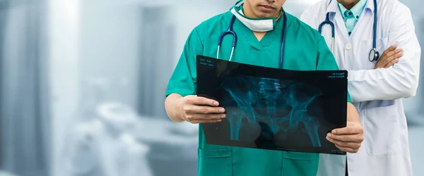 Kirurg och läkare tittar på röntgenfilm. — Stockfoto