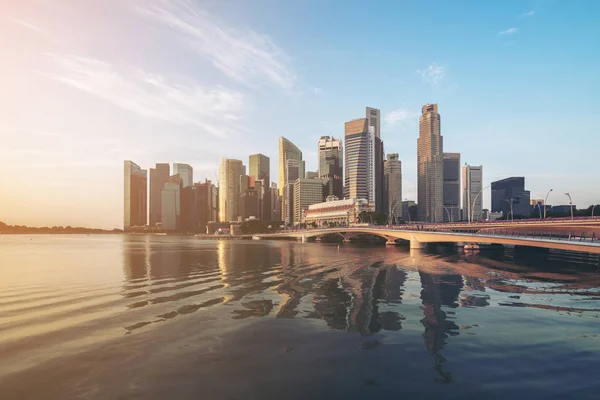 Szingapúr óriáskereke, napkeltekor Marina Bay — Stock Fotó