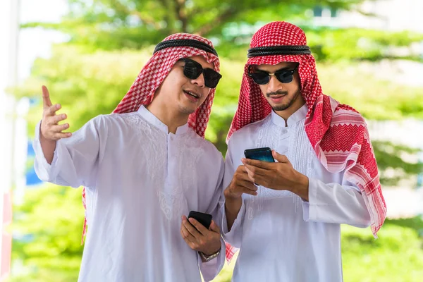 Hombre árabe hablando y usando teléfono móvil — Foto de Stock