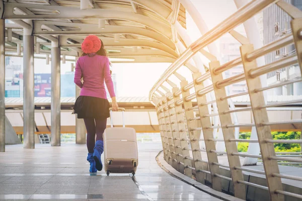 空港の通路で女性旅行者。旅行の概念. — ストック写真