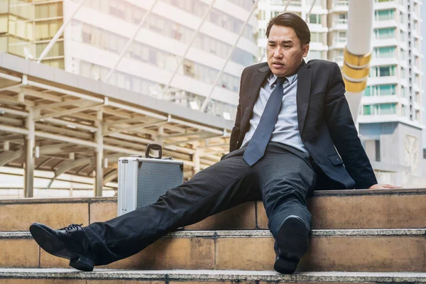 Kétségbeesett üzletember ül reménytelenül lépcső padló — Stock Fotó