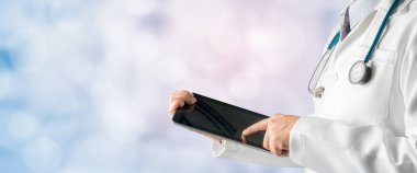 Erkek doktor tablet bilgisayar kullanarak.