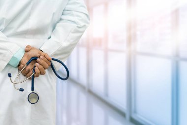 erkek doktor hastanede