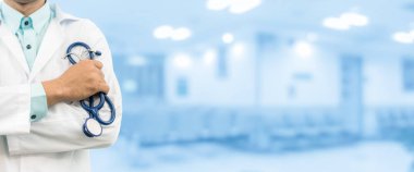 erkek doktor hastanede