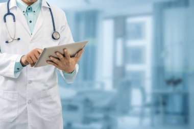 Tablet bilgisayarda erkek doktor çalışma