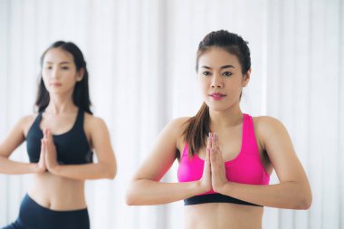 Kadınlar Yoga egzersiz fitness beden eğitimi dersinde poz