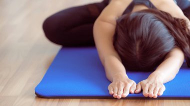 Kadın pratik yoga teşkil spor salonunda