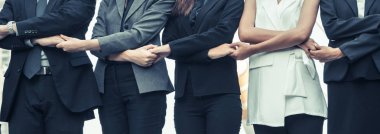 İş adamları gösteren takım çalışması elele.