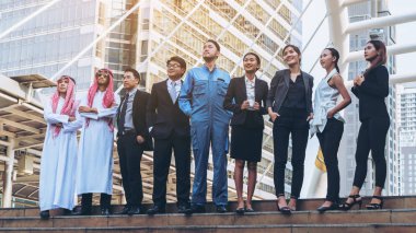 Çok kültürlü iş insanlar grubu ayakta satırda