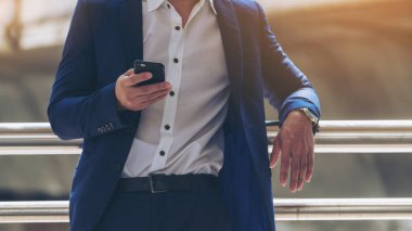 Akıllı telefon kullanan bir iş adamı.