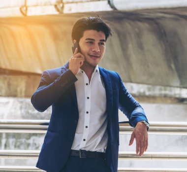 Akıllı telefon kullanan bir iş adamı.