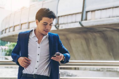 Akıllı telefon kullanan bir iş adamı.