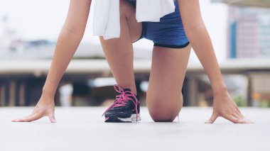 Kadın atlet konum çalışan başlayarak