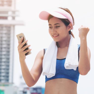 Spor kadın runner Smartphone kullanarak