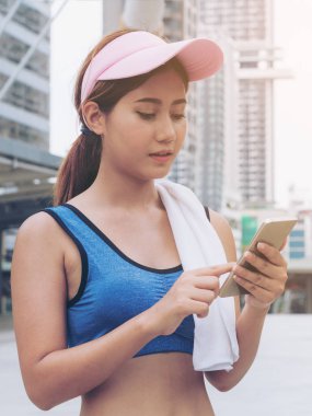 Spor kadın runner Smartphone kullanarak