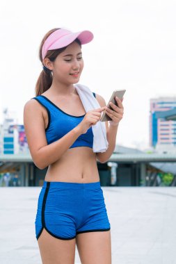 Spor kadın runner Smartphone kullanarak