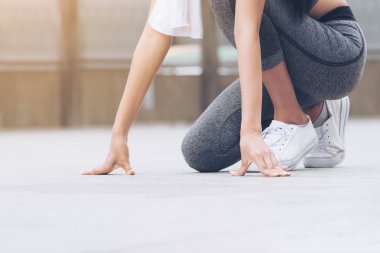 Kadın atlet konum çalışan başlayarak