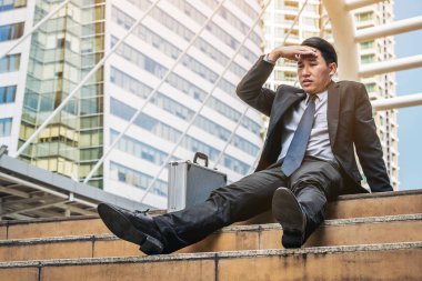 Umutsuz işadamı umutsuzca merdiven yere oturmak