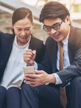 Mutlu iş adamı ve telefon arayan kadın