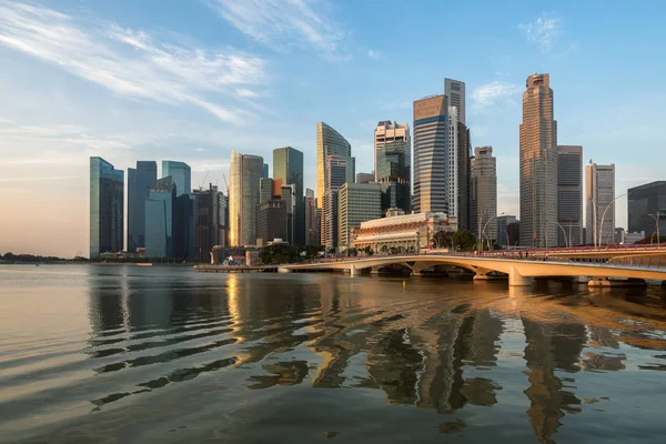 Panoramę Singapuru o wschodzie słońca w Marina Bay — Zdjęcie stockowe