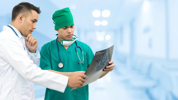 Médico y cirujano mirando la radiografía — Foto de Stock