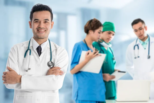 Medicinsk personer grupp - läkare, sjuksköterska och kirurg — Stockfoto