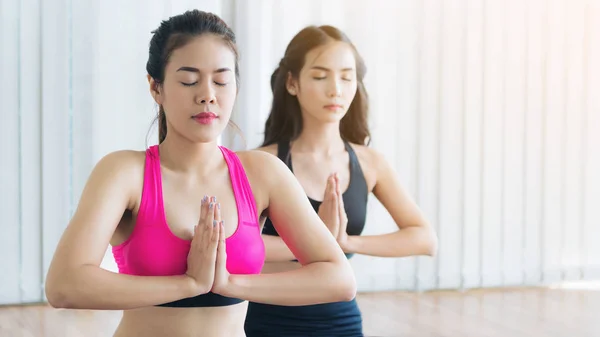 Mulheres praticando ioga posar na aula de ginástica fitness — Fotografia de Stock