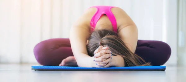 Mujer joven haciendo ejercicio estiramiento espalda yoga pose —  Fotos de Stock