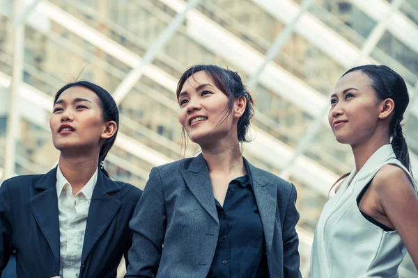 Team van de vrouwen er alle vertrouwen in bedrijf — Stockfoto