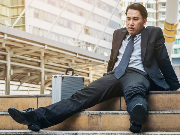 Kétségbeesett üzletember ül reménytelenül lépcső padló — Stock Fotó