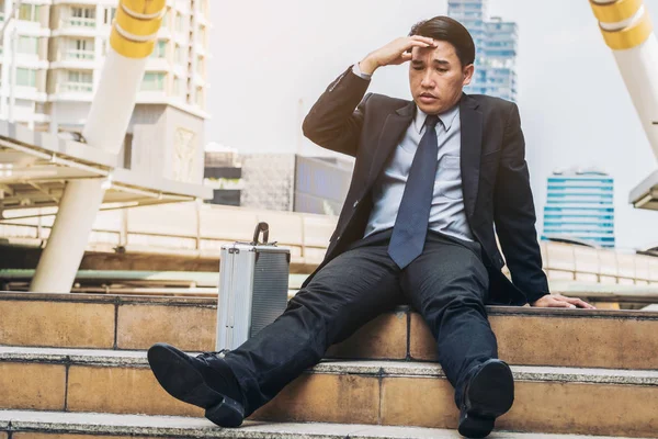 Hombre de negocios desesperado sentado irremediablemente en el suelo de la escalera —  Fotos de Stock