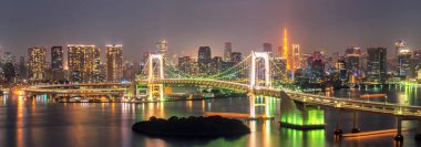 Tokyo Kulesi ve Gökkuşağı Köprüsü Japonya'da