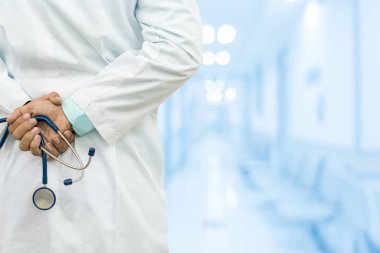 erkek doktor hastanede