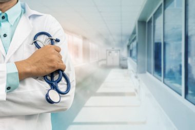 erkek doktor hastanede