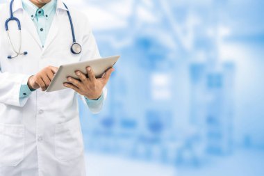 Tablet bilgisayarda erkek doktor çalışma