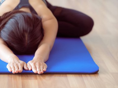 Kadın pratik yoga teşkil spor salonunda