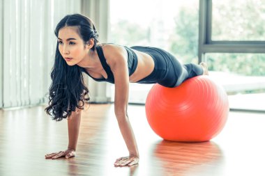 Kadın fitness salonunda uygun topu ile yapıyor