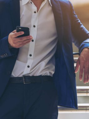 Akıllı telefon kullanan bir iş adamı.