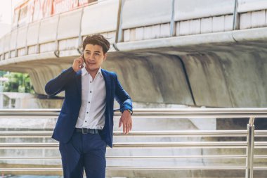 Akıllı telefon kullanan bir iş adamı.