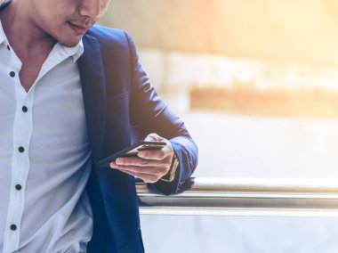 Akıllı telefon kullanan bir iş adamı.