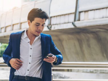 Akıllı telefon kullanan bir iş adamı.