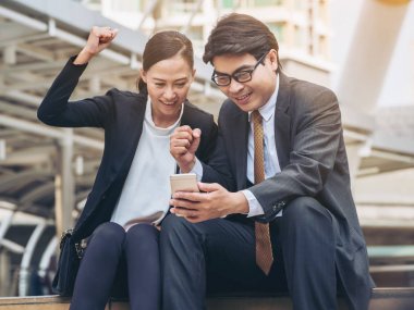 Mutlu iş adamı ve telefon arayan kadın